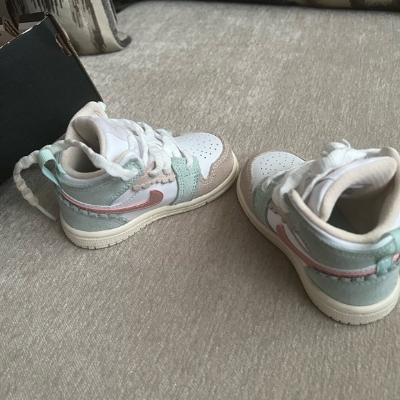 Jordan 1 Mid SE Toddler White/Pink Oxford-Jade Ice 5C - Picture 3 of 4